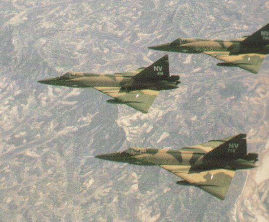 Cũng được thiết kế với nhiệm vụ đánh chặn tầm xa, tuy nhiên F-104 lại có tầm hoạt động rất kém và khả năng mang vũ khí cũng cực kỳ kém cỏi khi nó chỉ mang được tối đa tới 1800 kg vũ khí dù có tới tận 7 giá treo. Nguồn ảnh: Aviation.