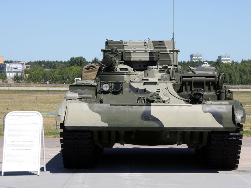 Được sản xuất bởi tập đoàn UralVogonZavod và được sử dụng chủ yếu bởi quân đội Nga, phương tiện cứu hộ xe tăng BREM-1M được xây dựng dựa trên khung gầm của xe tăng T-72A cải tiến. Trong đó, phần tháp pháo được cải biên và được gắn các thiết bị đặc biệt chuyên để cứu hộ xe tăng. Nguồn ảnh: Armytech.