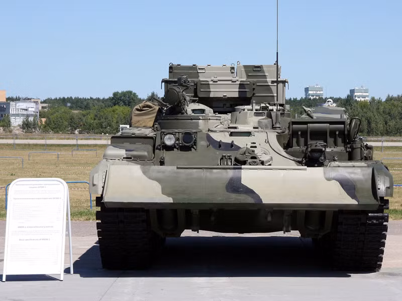 Được sản xuất bởi tập đoàn UralVogonZavod và được sử dụng chủ yếu bởi quân đội Nga, phương tiện cứu hộ xe tăng BREM-1M được xây dựng dựa trên khung gầm của xe tăng T-72A cải tiến. Trong đó, phần tháp pháo được cải biên và được gắn các thiết bị đặc biệt chuyên để cứu hộ xe tăng. Nguồn ảnh: Armytech.