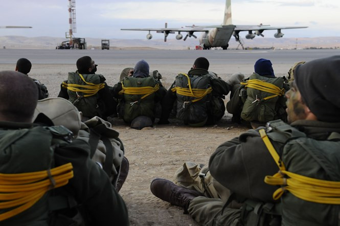 Tờ Jerusalem Online cho biết, đây là lần đầu tiên sau 74 năm, lực lượng lính dù Do Thái mới "tham chiến" trở lại ở châu Âu. Các đơn vị lính dù Do Thái đầu tiên do Hannah Szenes chỉ huy lần đầu tiên tham chiến tại châu Âu là trong Chiến tranh Thế giới thứ 2 chiến đấu chống lại phát xít Đức. Nguồn ảnh: Dese.