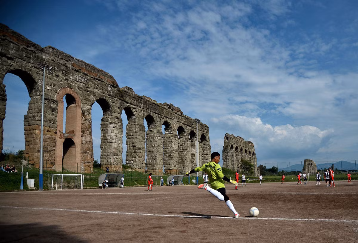 Một sân bóng đá ngay bên cạnh những công trình cổ kính ở Rome, Italia. Nguồn ảnh: TA.