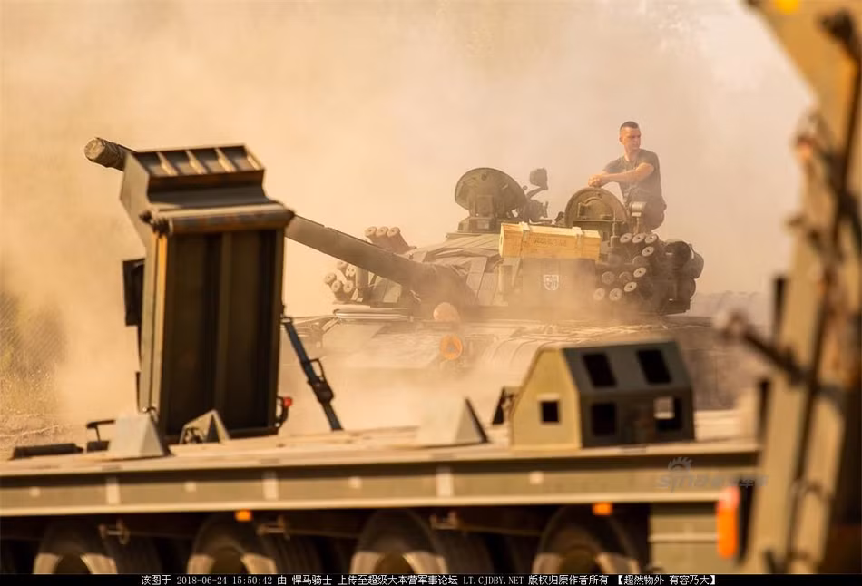 So với phiên bản gốc, PT-91 của Ba Lan nặng hơn khoảng 7 tấn với trọng lượng chiến đấu lên tới 48,5 tấn. Chiếc xe tăng này dài 6,86 mét, rộng 3,7 mét và cao 2,6 mét. Ngoại trừ việc cao hơn phiên bản gốc, các thông số về dài và rộng của PT-91 đều được thu nhỏ lại. Nguồn ảnh: Sina.