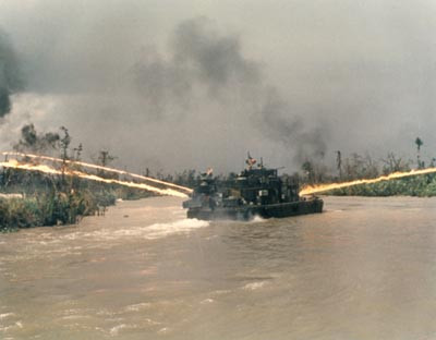Cụ thể, ngoài hai khẩu pháo 20mm, tàu tuần tra mang súng phun lửa còn có 2 khẩu súng phun lửa áp lực cao có khả năng phun xa tới 200 mét, 3 khẩu súng phóng lựu M79 và 2 khẩu súng máy 12,7mm. Nguồn ảnh: Pinterest.