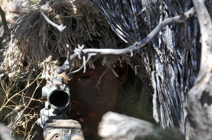 Lính bắn tỉa Mỹ trong khóa huấn luyện ngụy trang, phát hiện, theo dõi và tiêu diệt mục tiêu.