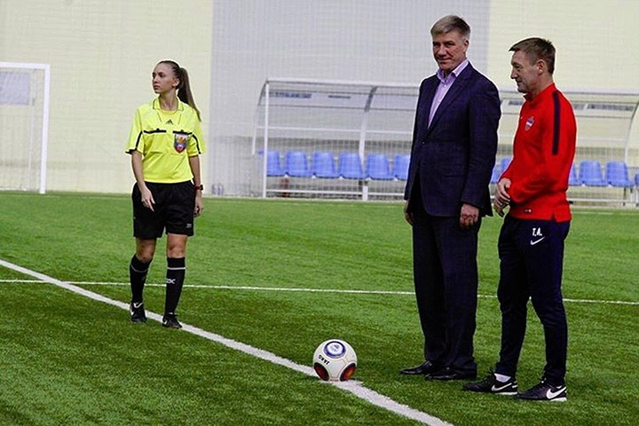 Kostyunina điều khiển các trận bóng đá bán chuyên nghiệp. Trước khi lên Moscow, cô chơi cho đội bóng sinh viên của Đại học Sư phạm Krasnoyarsk.