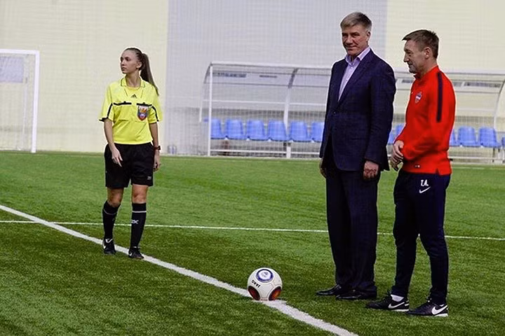 Kostyunina điều khiển các trận bóng đá bán chuyên nghiệp. Trước khi lên Moscow, cô chơi cho đội bóng sinh viên của Đại học Sư phạm Krasnoyarsk.