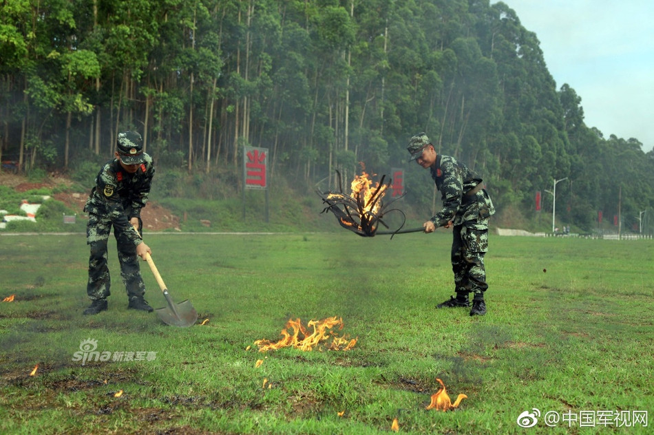 Binh lính dập lửa sau khi kết thúc quá trình tập luyện với vũ khí nguy hiểm nhất của lục quân Trung Quốc. Nguồn ảnh: Sina.