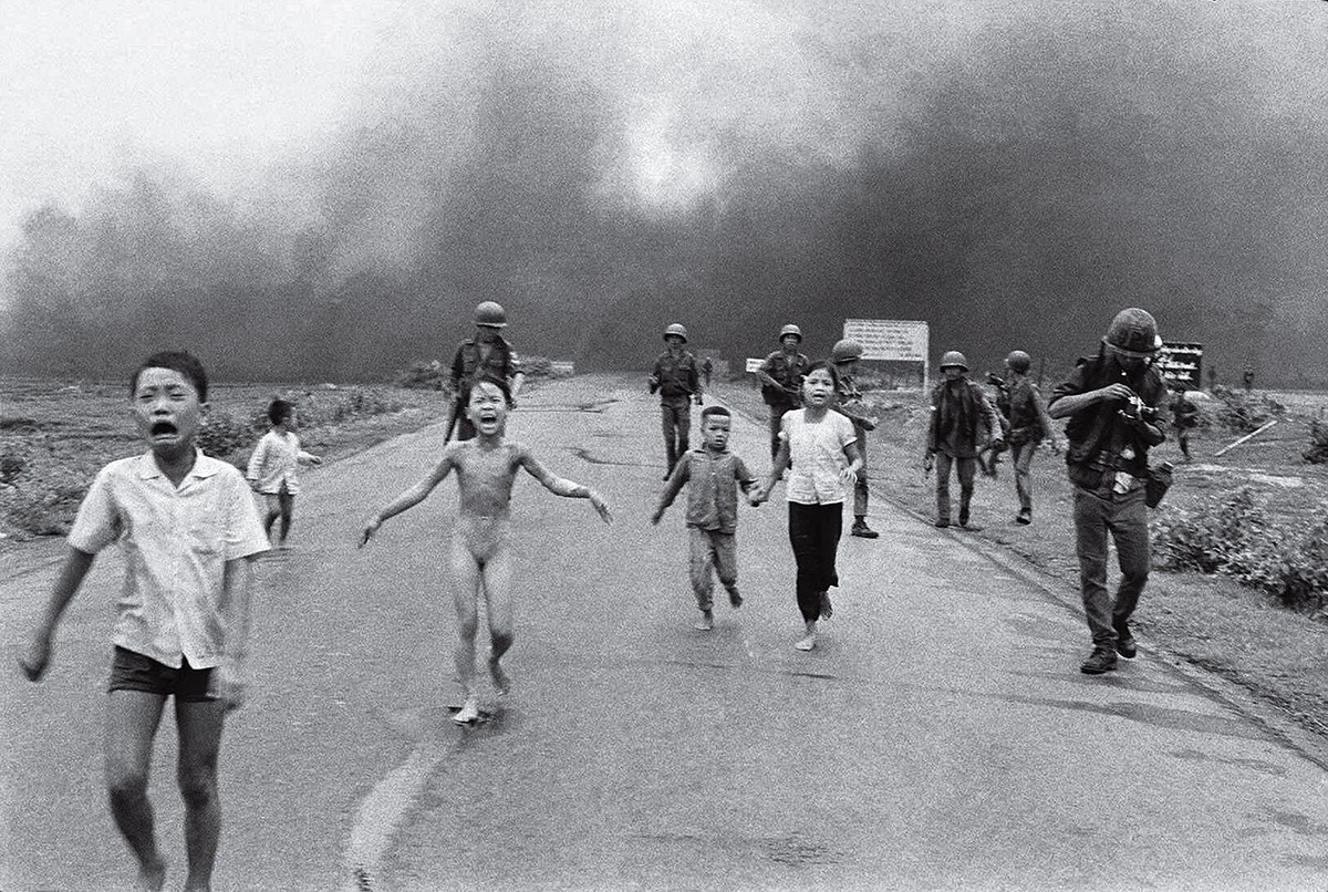 Bức ảnh huyền thoại "Em bé Napalm" chụp ngày 8/6/1972 tại Trảng Bàng bởi nhiếp ảnh gia Nick Út của hãng thông tấn AP, ghi lại hình ảnh một cô bé chín tuổi, da thịt và áo quần bị đốt cháy do bị bỏng nặng bởi bom napalm, khi cô đang di tản khỏi ngôi làng của mình. Nguồn ảnh: AP.