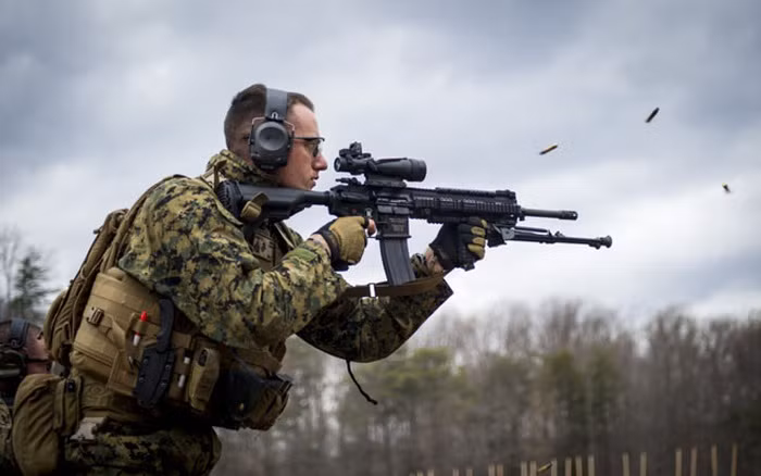 Giá bán của mỗi khẩu M27 hiện tại đang vào khoảng 1300 USD. Bắt đầu được sản xuất hàng loạt từ năm 2010 tới nay, hiện tại H&amp;K mới chỉ sản xuất được 4153 khẩu súng loại này. Nguồn ảnh: Wearethemighty.