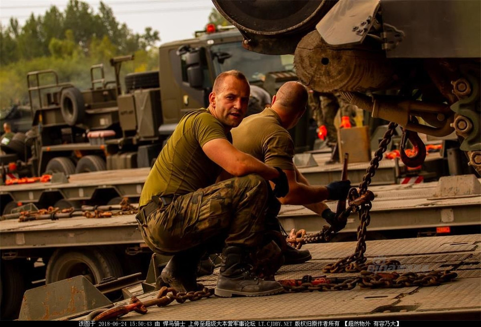 Các hỏa lực phụ của xe bao gồm 1 khẩu súng máy đồng trục cỡ nòng 7,62mm với cơ số đạn dựng phòng lên tới 2000 viên và một khẩu súng máy phòng không loại FN M2 HB với cơ số đạn 250 viên. Nguồn ảnh: Sina.