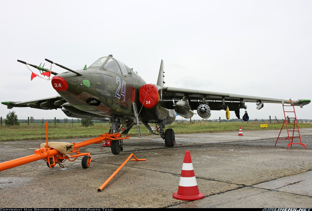 Đây là loại cường kích cơ được Nga sử dụng nhiều nhất ở Syria, chỉ tính riêng trong vòng 6 tháng đầu tiên có mặt ở Syria, Su-25 đã thực hiện tổng cộng 1600 phi vụ công kích vào đối phương và thả hơn 6000 quả bom.