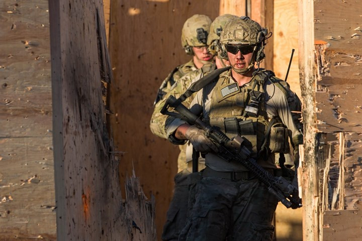 Binh sĩ Mỹ yểm trợ đồng đội trong cuộc tập trận bắn đạn thật tại Fort Hunter Liggett, Mỹ.