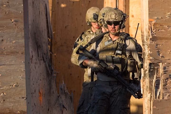 Binh sĩ Mỹ yểm trợ đồng đội trong cuộc tập trận bắn đạn thật tại Fort Hunter Liggett, Mỹ.