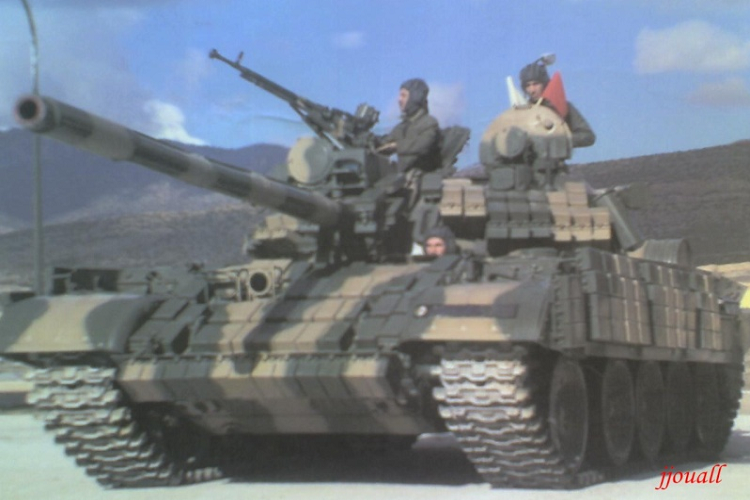 Về cơ bản gói nâng cấp T-55M/AMV của Algeria tập trung vào việc cải thiện khả năng sống sót trên chiến trường hiện đại cho T-55 được Liên Xô phát triển từ đầu những năm 1980 với việc tích hợp cho dòng xe tăng này lớp giáp phản ứng nổ Kontakt-1. Nguồn ảnh: forcesdz.