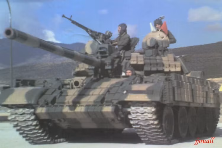 Về cơ bản gói nâng cấp T-55M/AMV của Algeria tập trung vào việc cải thiện khả năng sống sót trên chiến trường hiện đại cho T-55 được Liên Xô phát triển từ đầu những năm 1980 với việc tích hợp cho dòng xe tăng này lớp giáp phản ứng nổ Kontakt-1. Nguồn ảnh: forcesdz.