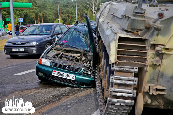 Cận cảnh hiện trường vụ thiết giáp BMP-1 của quân đội Belarus cán bẹp ô tô. (Ảnh: Newgrodno)