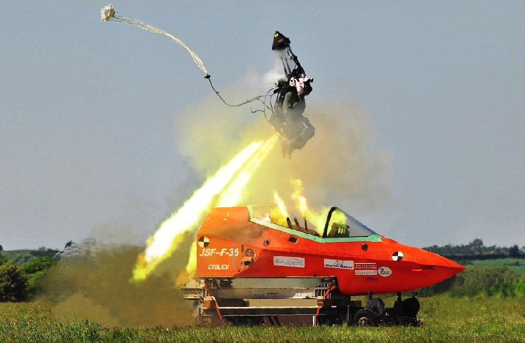 Tuy nhiên, từ giờ tới lúc các ghế phóng thế hệ mới này ra đời, các phi công vẫn sẽ phải chung sống với những hệ thống ghế phóng lạc hậu và cực kỳ "dã man" khi có thể quăng quật phi công theo nhiều hướng khác nhau gây ra thương tích nặng. Nguồn ảnh: Newsb.