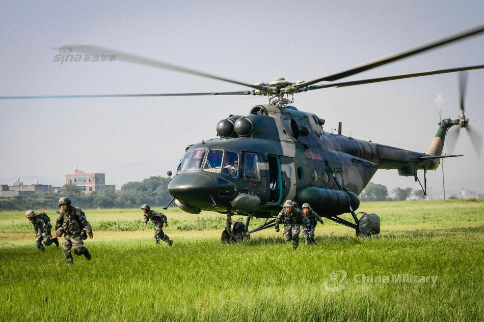 Trong năm 2009 và 2012, phía Trung Quốc đã ký liên tiếp hai hợp đồng mua số lượng tổng cộng 84 trực thăng quân vận tải Mi-171 phiên bản Mi-171E để phục vụ trong biên chế quân đội nước này. Nguồn ảnh: Chinanews.