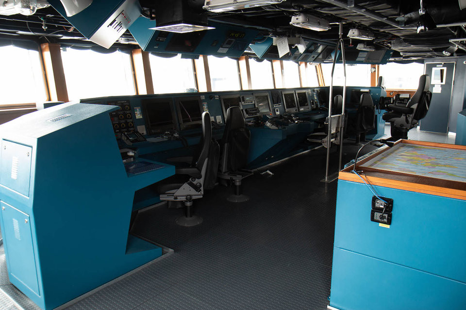 Khoang chỉ huy của khinh hạm FREMM có độ mở rộng rất lớn với tầm nhìn lên tới 180 độ bao quát phía mũi tàu. Nguồn ảnh: BI.