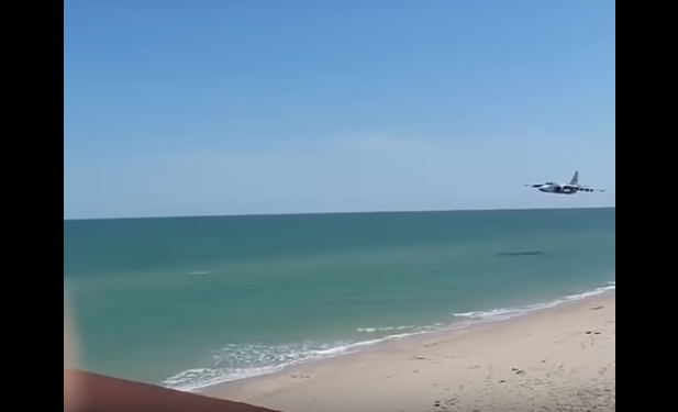 Theo Sputnik, màn trình diễn trên của cường kích Ukraine được một du khách quay lại cho thấy chiếc Su-25 lướt cách mặt biển chỉ khoảng vài m. Các chuyên gia Nga nhận định nhiều khả năng máy bay Ukraine cất cánh từ căn cứ không quân Kulbakino thuộc vùng Mykolaiv.