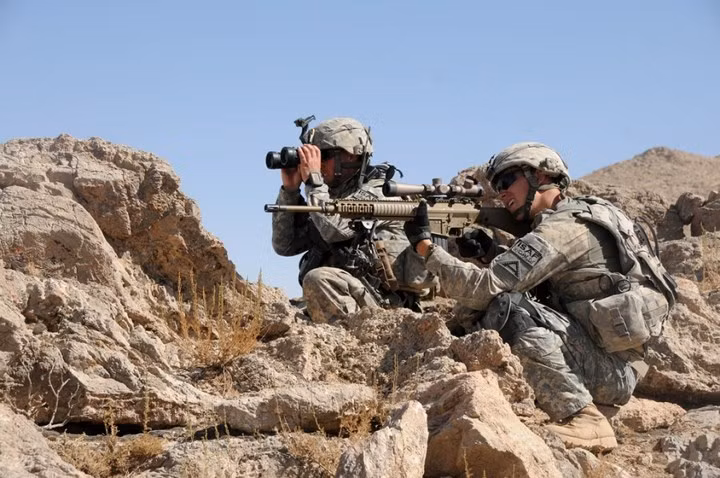 ... hoặc đi cùng đồng đội để nhận được sự hỗ trợ trong trường hợp mục tiêu ở quá xa.