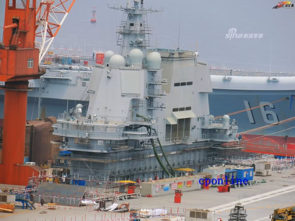 Các hình ảnh lan truyền trên mạng xã hội Trung Quốc trong những ngày gần đây cho thấy, tàu sân bay thứ hai của nước này và là tàu sân bay đầu tiên do Trung Quốc tự đóng dường như sắp hoàn thành những hạn mục cuối trước khi được tiếp tục đưa ra biển thử nghiệm. Nguồn ảnh: Sina.