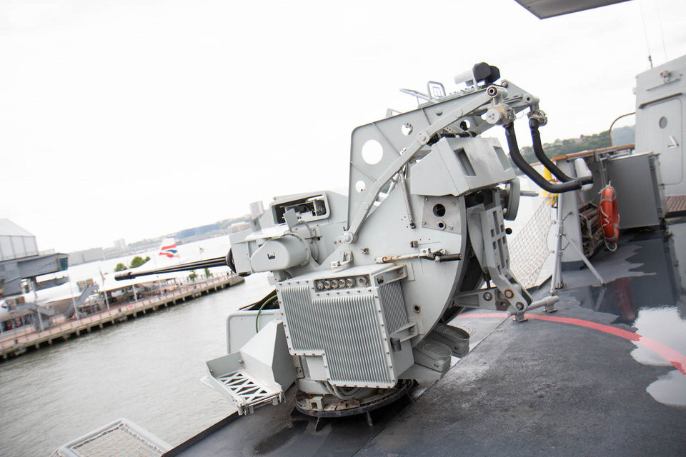 Nguyên bản, tàu Alpino được trang bị hai khẩu pháo tự động Oto Melara/Oerlikon KBA 25mm. Nguồn ảnh: BI.