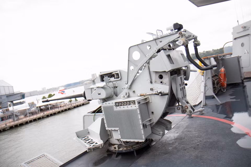 Nguyên bản, tàu Alpino được trang bị hai khẩu pháo tự động Oto Melara/Oerlikon KBA 25mm. Nguồn ảnh: BI.