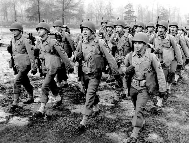 Trong khi đó, sức mạnh hậu cần của Mỹ có thể cung cấp cho mỗi lính 22 tấm giấy vệ sinh. Liên Xô lại không có khẩu phần giấy vệ sinh, người lính phải tận dụng mọi thứ có thể để tự giải quyết khâu cuối của mình. Nguồn ảnh: WW2.