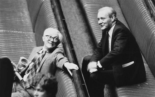 Cười với người lạ được cho là bất lịch sự ở Liên Xô. Ảnh: History.