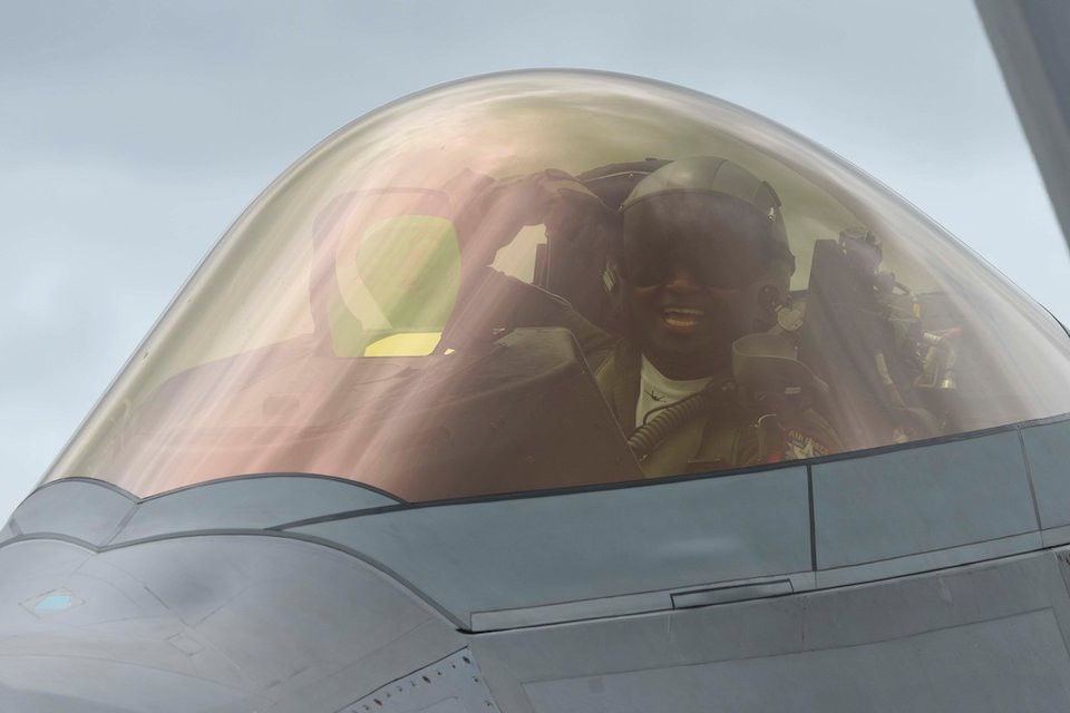 Cận cảnh buồng lái với tầm nhìn cực rộng của máy bay chiến đấu F-22 Raptor. Nguồn ảnh: BI.