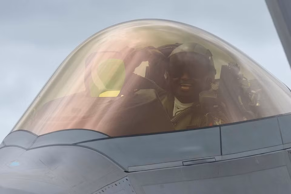 Cận cảnh buồng lái với tầm nhìn cực rộng của máy bay chiến đấu F-22 Raptor. Nguồn ảnh: BI.