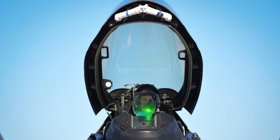 Bắt đầu được biên chế cho Không quân Mỹ từ năm 2005, chiến đấu cơ F-22 là loại chiến đấu cơ có khoang lái hiện đại nhất thời bấy giờ với thiết kế bao gồm hoàn toàn các màn hình LCD hiển thị thông tin. Nguồn ảnh: BI.