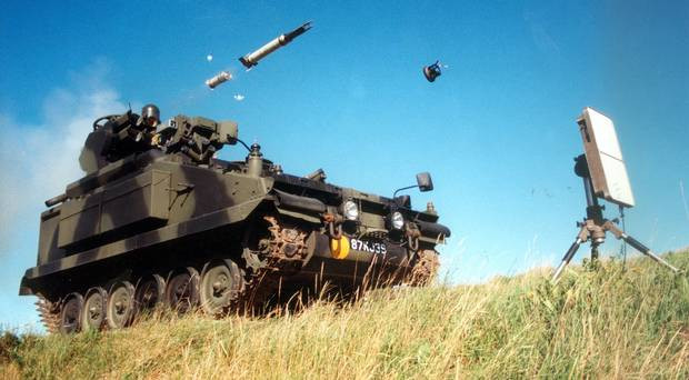 Không chỉ có Malaysia, nhiều quốc gia khác trên thế giới cũng nâng cấp M113 theo cách này và thậm chí cả loại tên lửa chống tăng TOW-II ATGM cực kỳ nguy hiểm cũng được gắn lên nóc xe thiết giáp M113. Nguồn ảnh: Military.