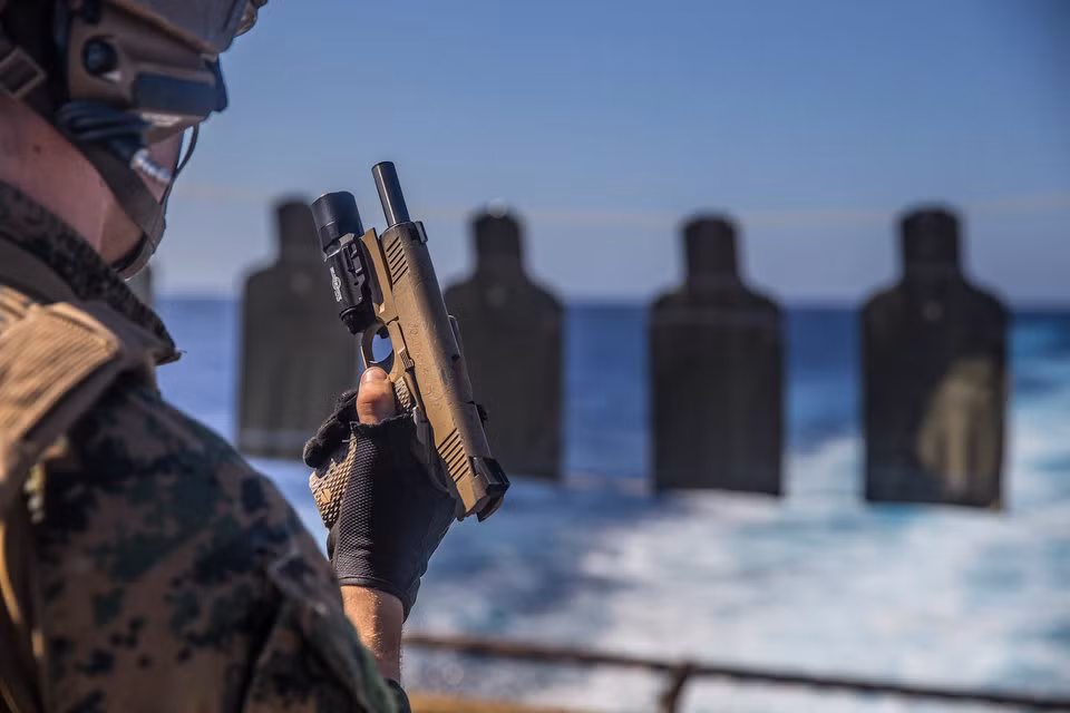 Ở cự ly tác chiến gần hơn, khẩu Colt M45A1 với cỡ đạn .45 (11,43x23mm) là lựa chọn của Thủy quân Lục chiến Mỹ khi nó có thể đo ván bất cứ mục tiêu nào chỉ với một viên đạn. Nguồn ảnh: BI.