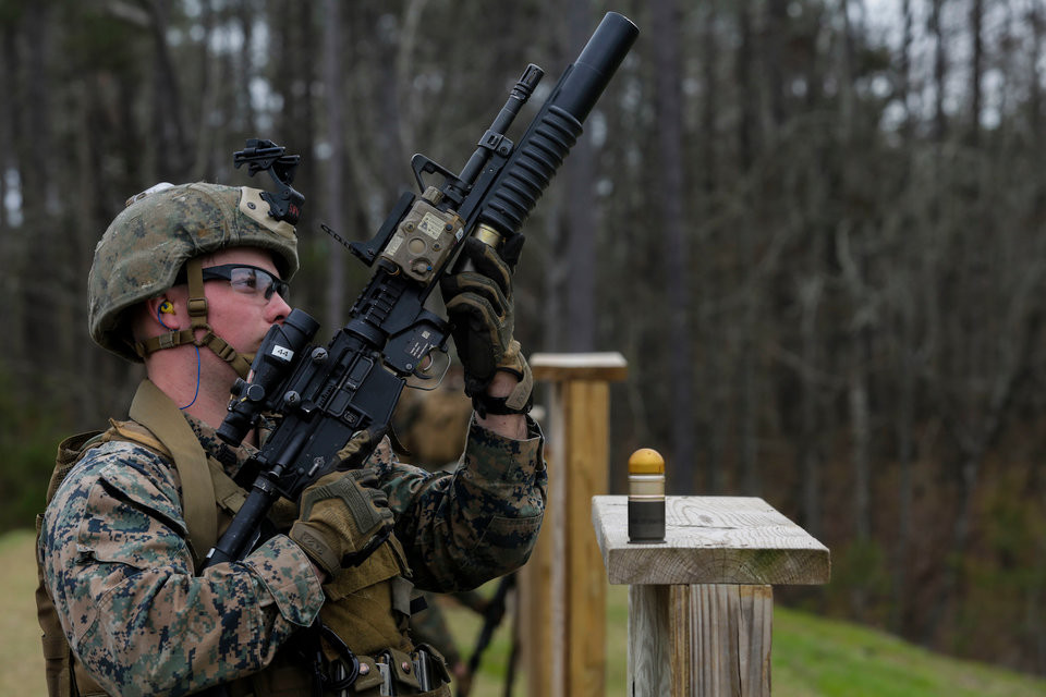 Súng phóng lựu M203A2 được ví như một khẩu M-79 thu nhỏ với việc sử dụng đạn cỡ 40mm và gắn được như một phụ kiện đi kèm khẩu M4 hay M16. Tuy nhiên, Thủy quân Lục chiến Mỹ cũng đang dần lên kế hoạch thay thế loại M203A2 bằng M320. Nguồn ảnh: BI.