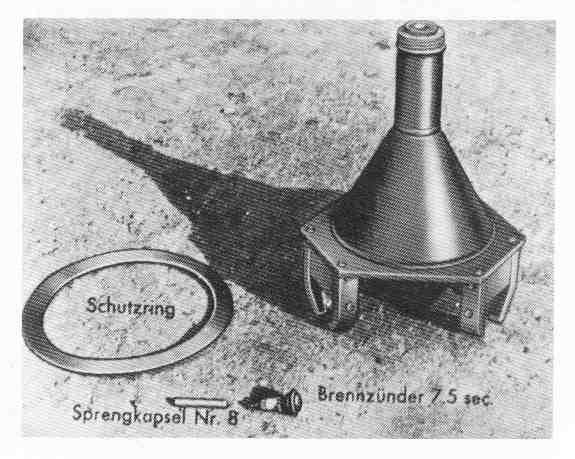 Cận cảnh quả lựu đạn nam châm Hafthohlladung phiên bản ra đời năm 1943 với thời gian nổ chậm được tăng lên tới 7,5 giây giúp xạ thủ có thời gian rút lui đến vị trí an toàn trước khi quả lựu đạn này phát nổ. Nguồn ảnh: Flickr.