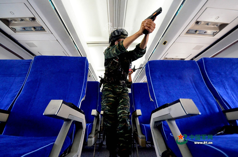 Trong quá khứ, Trung Quốc cũng từng có một vài vụ khủng bố bắt cóc máy bay. Tuy nhiên những kẻ khủng bố thường không có súng mà chỉ được trang bị dao nên dễ dàng bị tiêu diệt. Nguồn ảnh: 81cn.