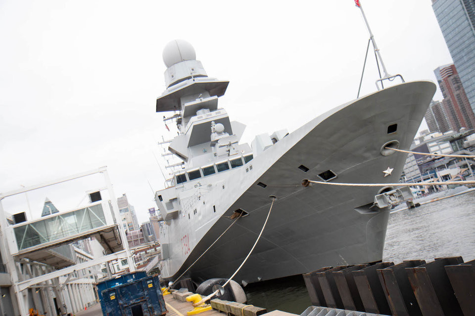 Alpino có chiều dài 143 mét, rộng chỉ 19 mét và có độ mớm nước tối đa chỉ 5 mét. Khinh hạm này có độ giãn nước chỉ 6500 tấn. Với việc được trang bị những tính năng tàng hình tiên tiến nhất và kích thước nhỏ, Alpino chắc chắn sẽ khiến toàn bộ hệ thống radar của đối phương bị "mù". Nguồn ảnh: BI.