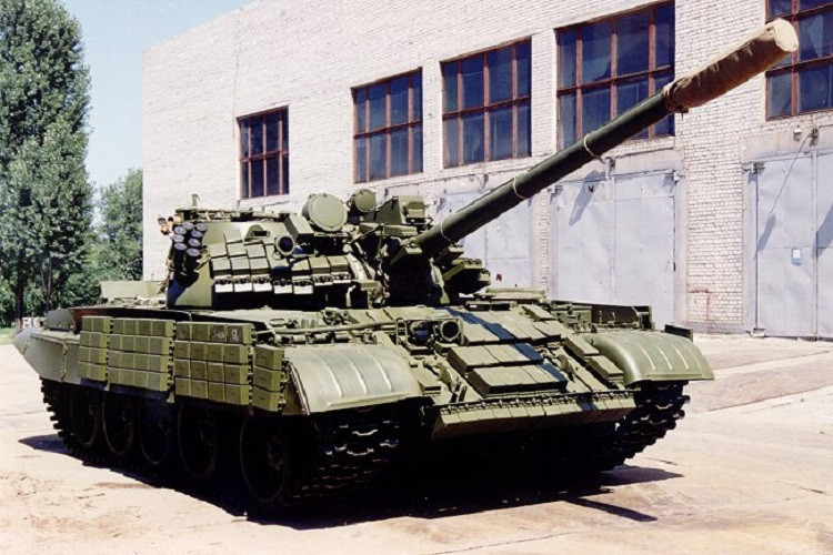 Thực tế mặt trước tháp pháo và thân xe vẫn có nhiều khe hở, ERA bố trí không thể phủ hết mà tên lửa chống tăng thì ngày càng hiện đại, chính xác cao khiến T-55AMV không thật sự an toàn trong cận chiến với các loại vũ khí chống tăng. Nguồn ảnh: forcesdz.