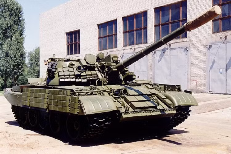 Thực tế mặt trước tháp pháo và thân xe vẫn có nhiều khe hở, ERA bố trí không thể phủ hết mà tên lửa chống tăng thì ngày càng hiện đại, chính xác cao khiến T-55AMV không thật sự an toàn trong cận chiến với các loại vũ khí chống tăng. Nguồn ảnh: forcesdz.