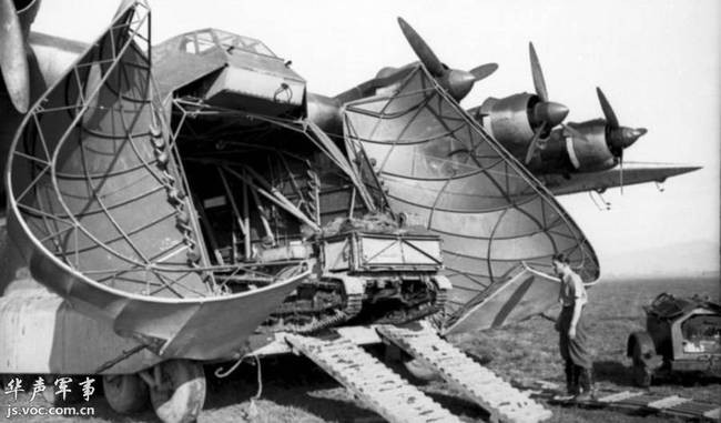 Me 323 có thiết kế cực kỳ thông minh với cửa khoang hàng mở ra ở phía trước mõm máy bay - đây là thiết kế mà các loại máy bay vận tải cỡ lớn sau này đều học tập lại. Nguồn ảnh: Jsvoc.