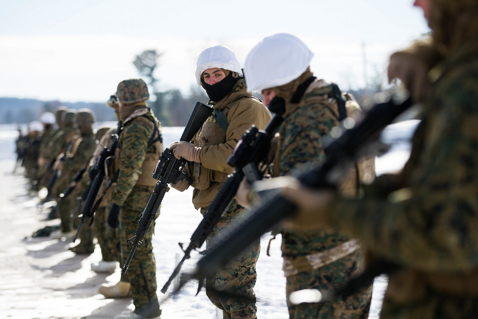 Điều này khiến việc bảo quản, lau chùi khẩu M16A4 trên chiến trường là điều khá khó khăn. Theo ghi nhận của Thủy quân Lục chiến Mỹ trên chiến trường Trung Đông, thời tiết nhiều cát và bụi ở đây khiến những khẩu M16A4 cần được vệ sinh tới 2 lần một ngày để đảm bảo hoạt động trơn tru nhất.