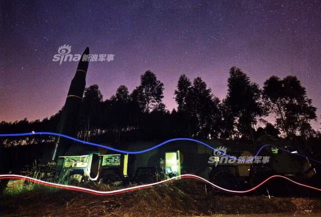 Về sau, báo giới Trung Quốc tìm được nguồn tin xác nhận rằng DF-11C thực chất là một phiên bản tên lửa đạn đạo hoàn toàn mới, là bản nâng cấp của DF-11 và DF-15 - hai loại tên lửa có tầm bắn khoảng từ 500 tới 700 km và có độ chính xác lệch tâm tối đa 30 mét. Nguồn ảnh: Sina.