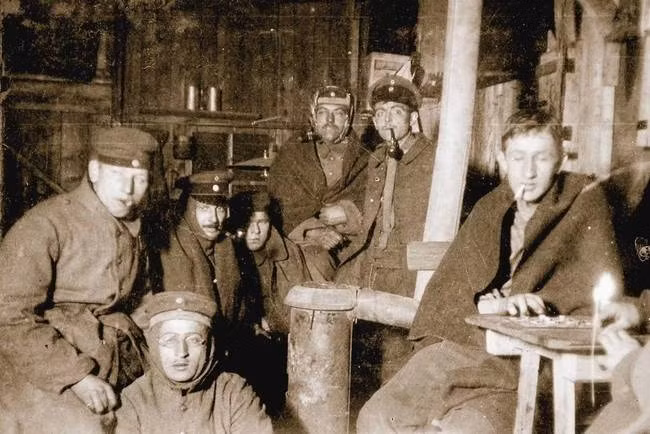 Sĩ quan chỉ huy có điều kiện sống "trong mơ" so với binh lính khi họ được ở nhà dựng bằng gỗ và có cả lò sưởi. Nguồn ảnh: Sina.