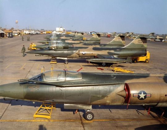 Tuy nhiên, chưa từng có một cuộc đối đầu nào giữa các máy bay ném bom chiến lược của Liên Xô và tiên kích đánh chặn F-102 được ghi nhận lại. Chiến trường rộng lớn và bão lửa nhất mà những chiếc F-102 này từng tham chiến lại là ở Việt Nam và Không quân Nhân dân Việt Nam thì lại không có máy bay ném bom chiến lược. Nguồn ảnh: Wiki.
