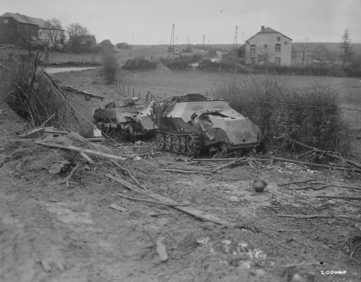 Điểm đặc biệt của loại thiết giáp này đó là nó không có nóc, binh lính ngồi bên trong có thể thò ra chiến đấu với vũ khí cá nhân ngay cả khi xe đang di chuyển và đổ quân nhanh chóng bằng cách nhảy qua thành xe. Nguồn ảnh: Obv.