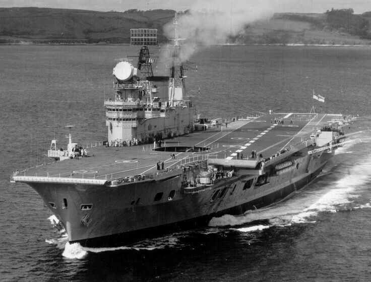 Độ mớm nước của con tàu này cũng được tăng lên tới 11 mét thay vì nguyên bản chỉ 10 mét. Hệ thống dẫn động cũng được thay đổi với 4 trục và động cơ tua-bin khí tổng cộng 8 nồi hơi cung cấp 152.000 sức ngựa. Nguồn ảnh: Wiki.