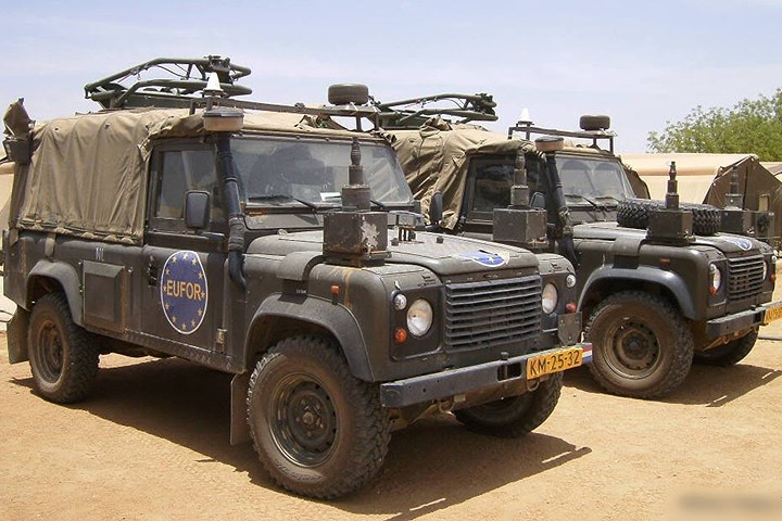 Xe địa hình Land Rover Defender, lần đầu được sản xuất là vào năm 1990, có khả năng chạy trên nhiều địa hình gồ ghề, phức tạp.