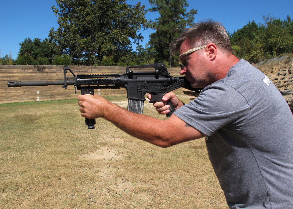 Khẩu súng này cũng có thể dễ dàng độ theo nhiều cách khác nhau, từ hộp tiếp đạn, báng cầm tay, báng tỳ vai hay thậm chí cả chế độ bắn tự động cũng có thể được thêm vào với các thiết bị phụ trợ được bán đầy rẫy trên mạng kèm theo hướng dẫn chi tiết. Nguồn ảnh: BI.